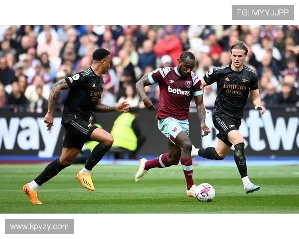 西汉姆联俱乐部发展历程与英超赛场影响力深入探讨