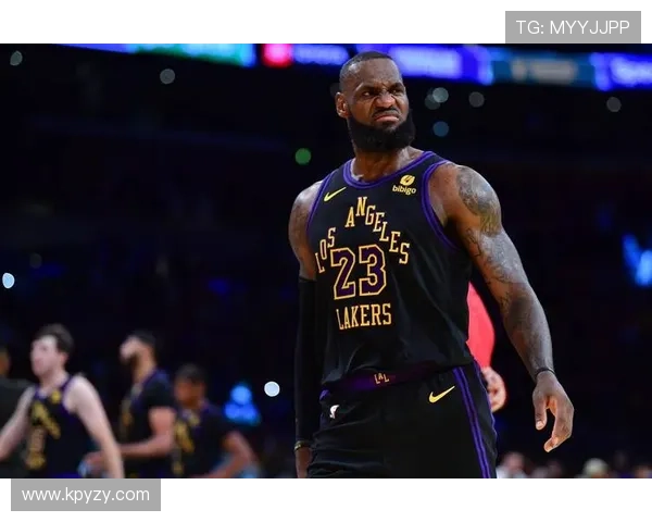 詹姆斯带领湖人逆转勇士 获得季后赛首场胜利并刷新历史纪录