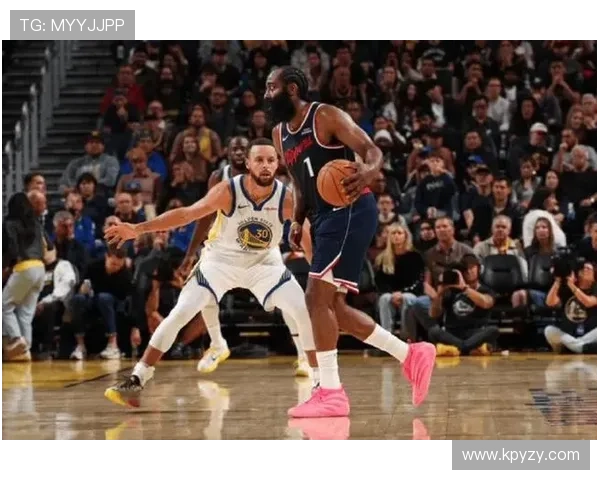 NBA最新动态：詹姆斯带领湖人逆转胜勇士 哈登回归76人状态引热议