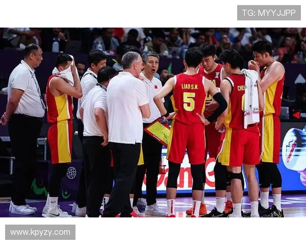 中国男篮迎战美国队备战世界杯 热身赛拼劲头力争突破极限