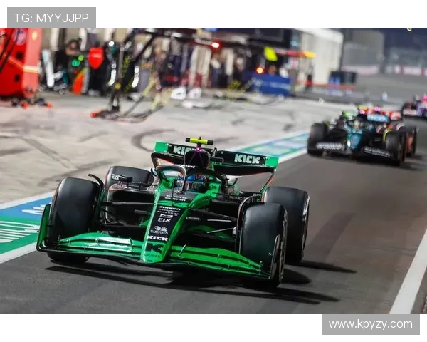 F1赛季重燃战火 各大车队备战新赛季挑战与机遇并存