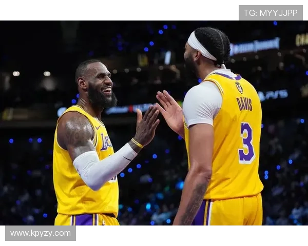 詹姆斯刷新NBA历史纪录 湖人力克勇士开启新赛季连胜势头